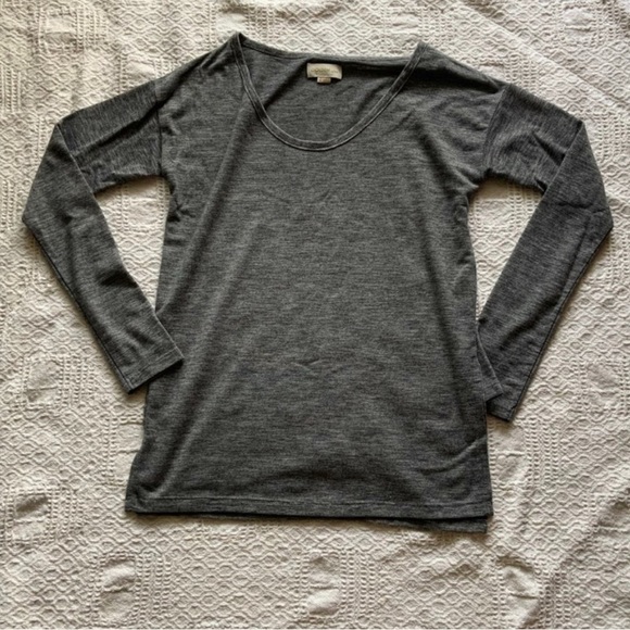 Aritzia Golden by TNA grey split hem tee size XS - Picture 1 of 5